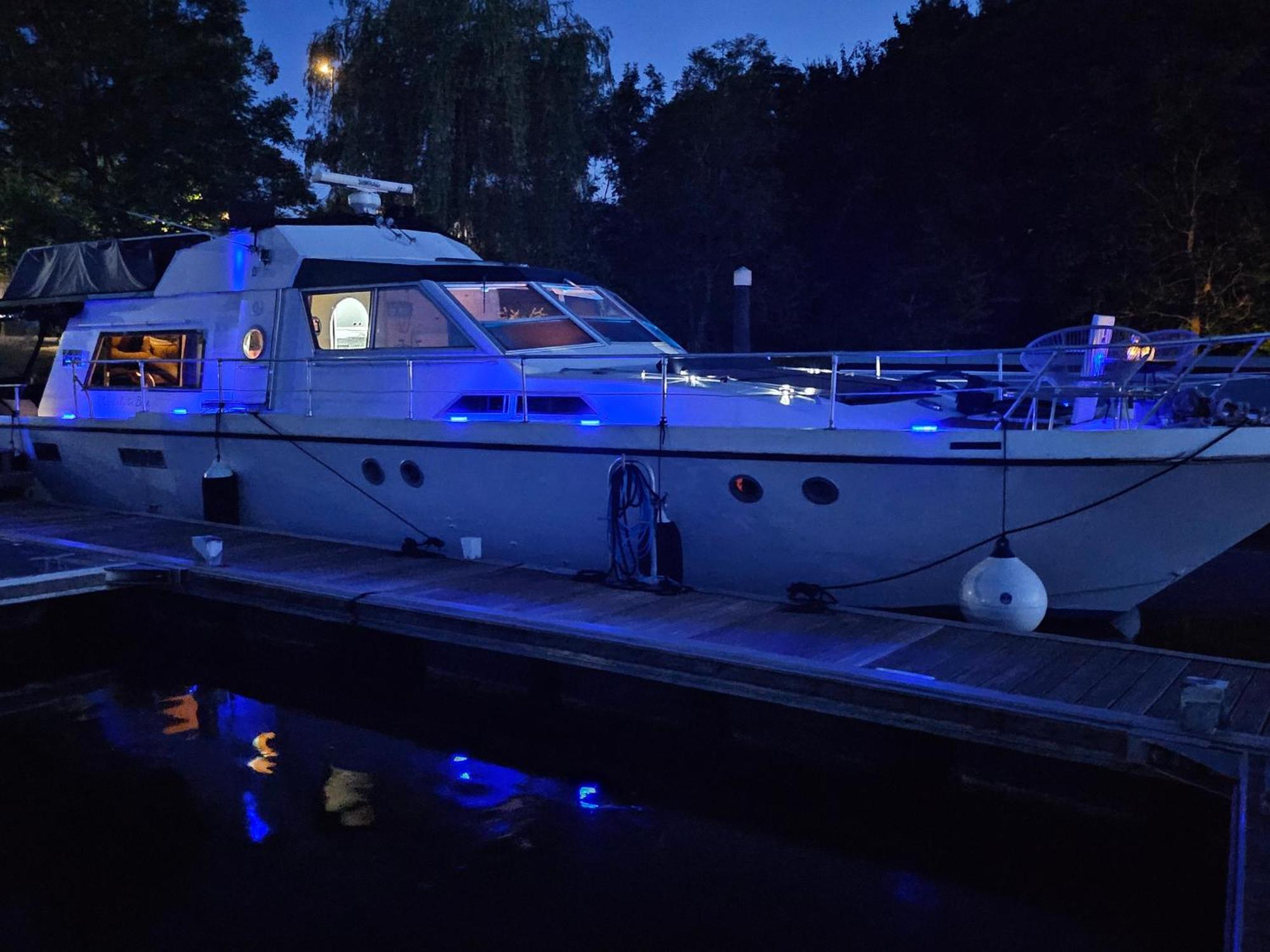 Rhapsody In Blue Botel *